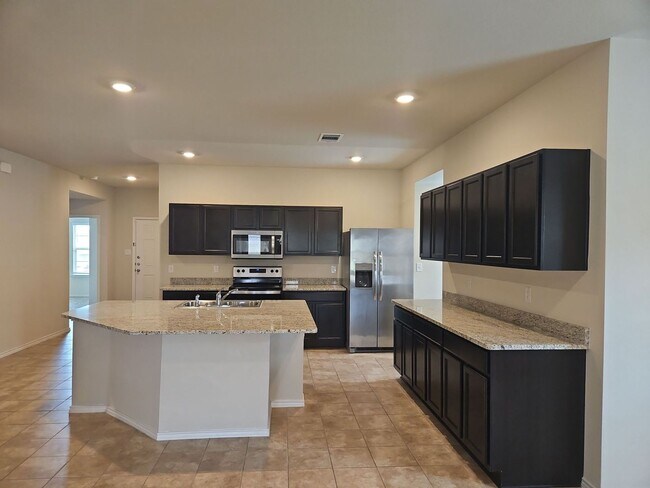 Foto del edificio - NEW IN MANAGEMENT - AVAILABLE NOW!