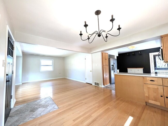 Building Photo - Gorgeous 3-bedroom single family home - Av...