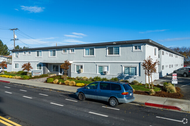 Building Photo - Royal Gardens Apartments