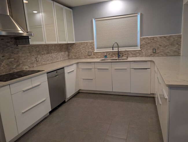 Building Photo - Pristine Ranch-style Home in Commonwealth!