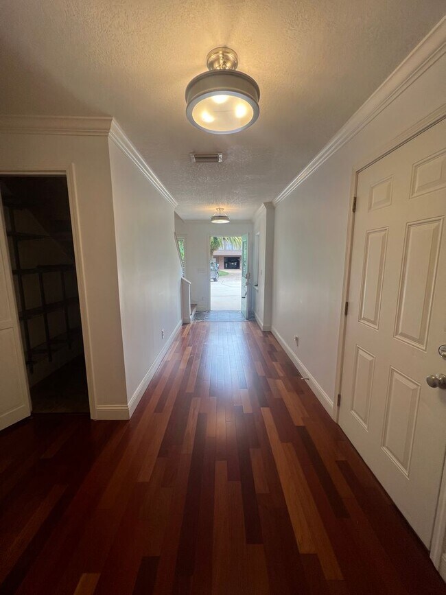 Building Photo - Amazing 4 bedroom home with St Johns River...