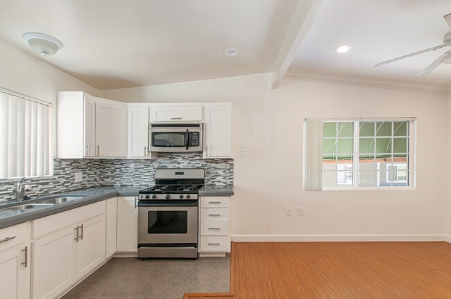 Building Photo - PERFECTLY LOCATED 2 BD / 1 BA UPSTAIRS APA...