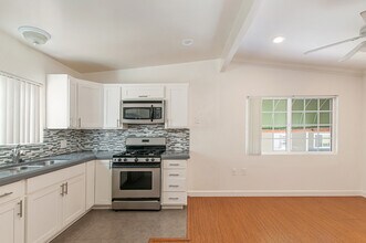 Building Photo - 3876.5 Haines St