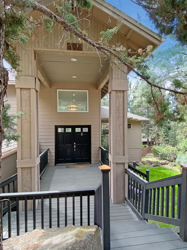 Foto del edificio - Elegant Awbrey Butte Home | Unfurnished | ...