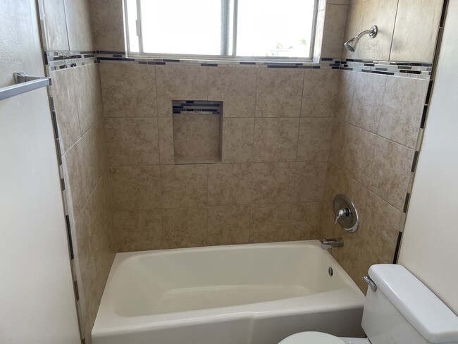 Full Bathroom - 6432 Troost Ave