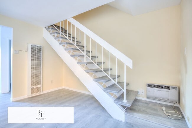 Foto del edificio - Refined Living with a Newly Remodeled 2 Bedroom 1 Bathroom 2 Story Duplex Residence