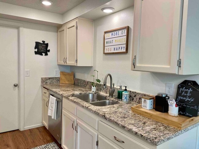 Foto del edificio - 4135 NW Walnut Pl