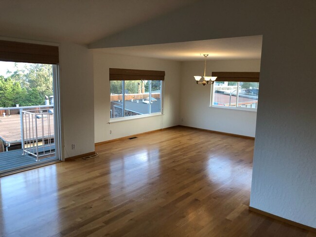 Building Photo - Huge and bright top floor 3 bedroom flat w...