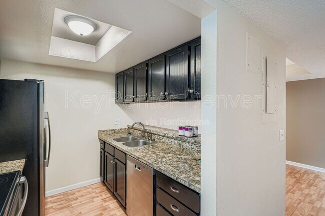 Foto del edificio - 540 S Forest St