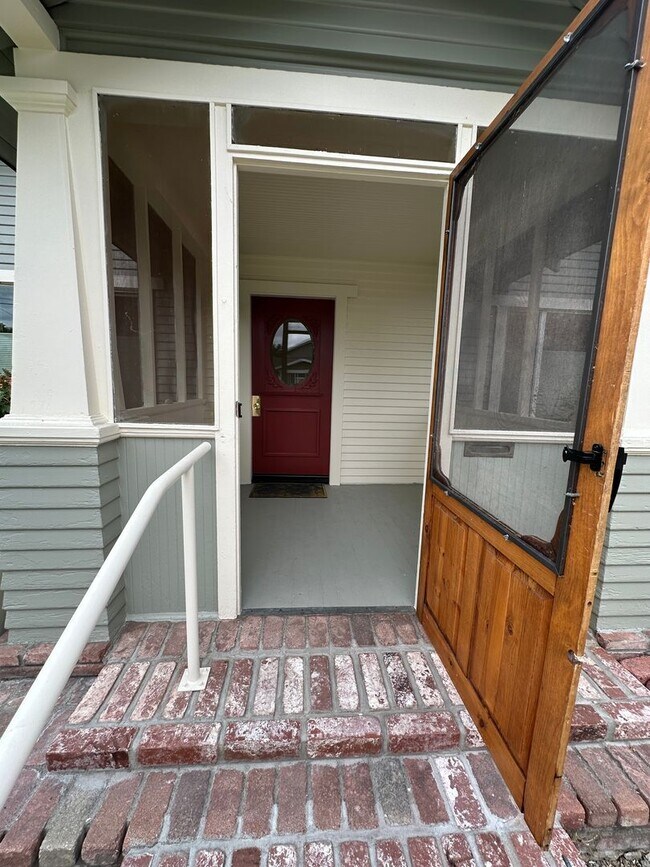 Building Photo - Great Four Bedroom Down Town Home