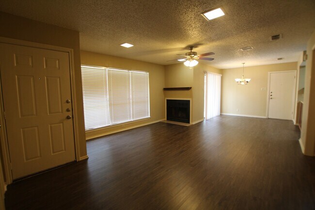 Foto del edificio - Garrett Duplex 8302/8304
