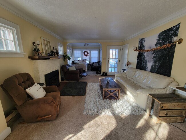 Building Photo - AVAILABLE JUNE - 3 Bed 2 Bath Spacious Hom...