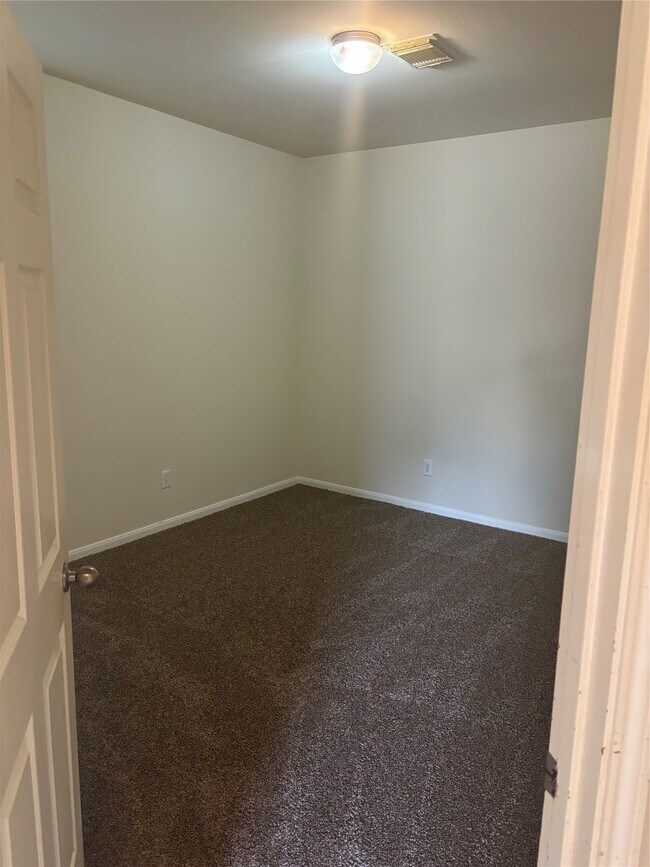 Building Photo - 1930 Shady Oaks Ct