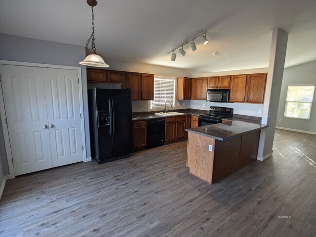 Building Photo - 1395 Graham Ln