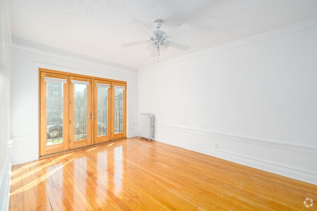 1BR, 1BA - 760SF - Living Room - 6930-6942 S Crandon Ave