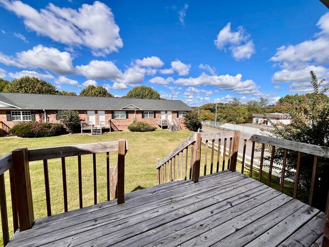 Building Photo - Adorable 1 bed / 1.5 bath with Garage