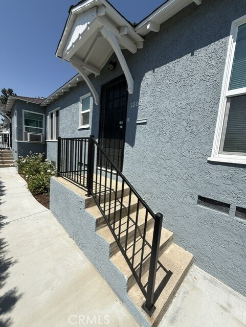 Foto del edificio - 1002 N Glenoaks Blvd
