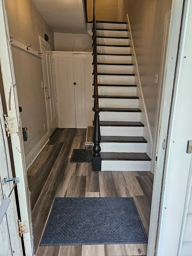 428 W High St Unit B, Sycamore, IL 60178 Condo for Rent in Sycamore