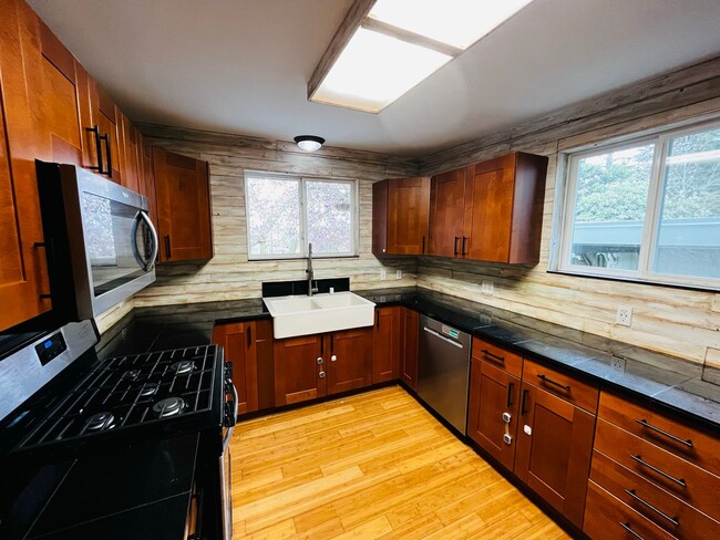 Building Photo - 4 Bedroom East Bremerton with Large Yard