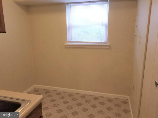 Foto del edificio - 5937 Quantrell Ave