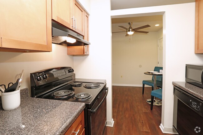 1HAB - Cocina - Crane Village Apartments