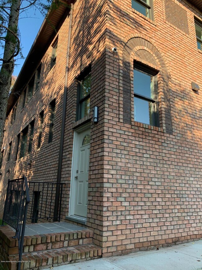 Building Photo - 528 Albourne Ave