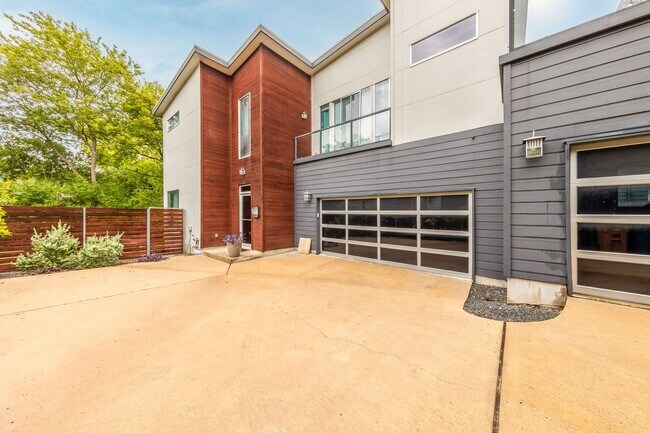 Foto del edificio - Gorgeous Fully Furnished Home in Brentwood...