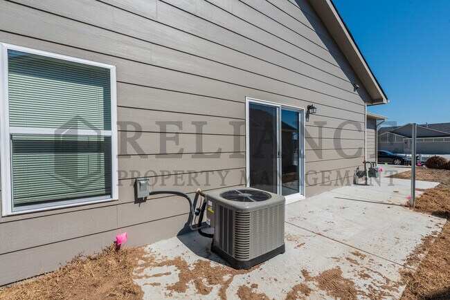 Building Photo - 5121 N Cypress St