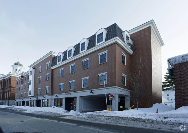 Building Photo - The Squamscott Block