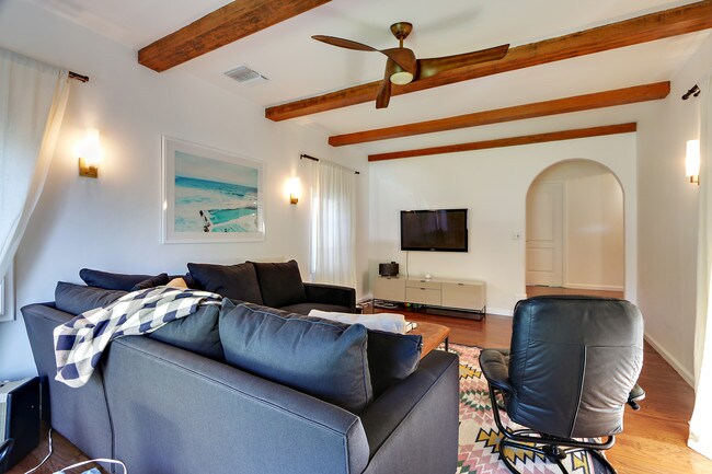 Foto del edificio - 1342 S Orange Grove Ave