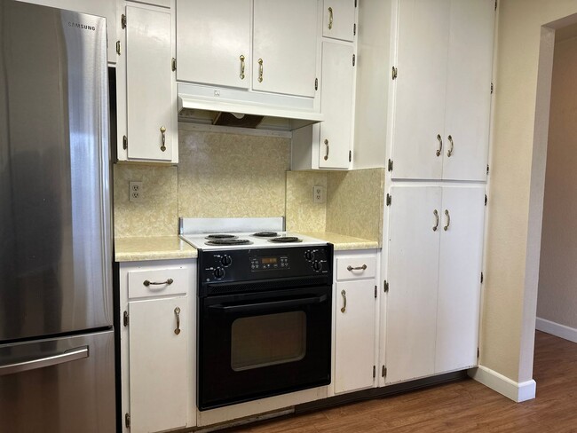 Foto del edificio - Available Now!