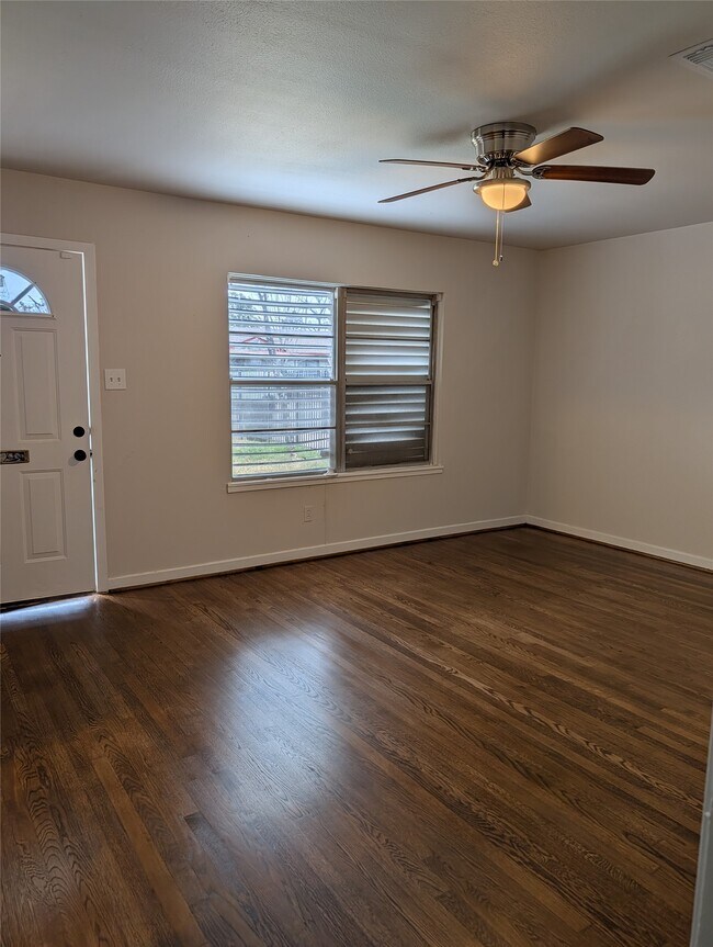 Foto del edificio - 6709 Cotton Dr