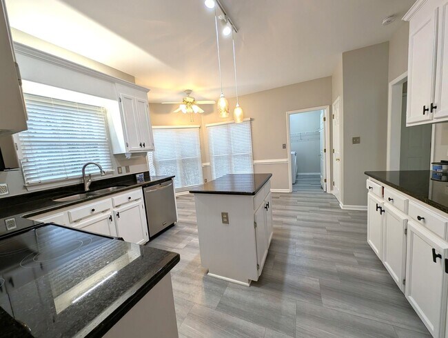 Foto del edificio - Beautiful 2 story, 4 bed, 2.5 bath Home Located in the Davis Lake Community!