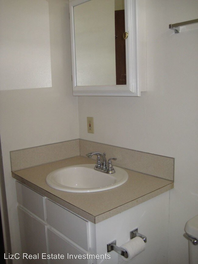 Building Photo - 1725 SE Linn St