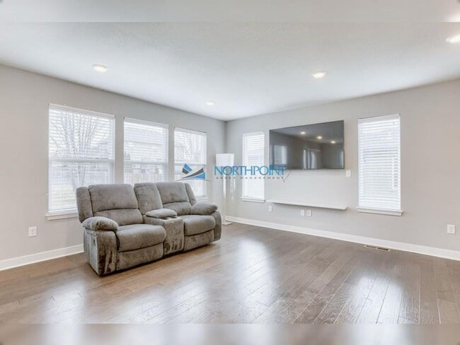 Foto del edificio - Spacious 4 beds 2.5 baths in Lees Summit