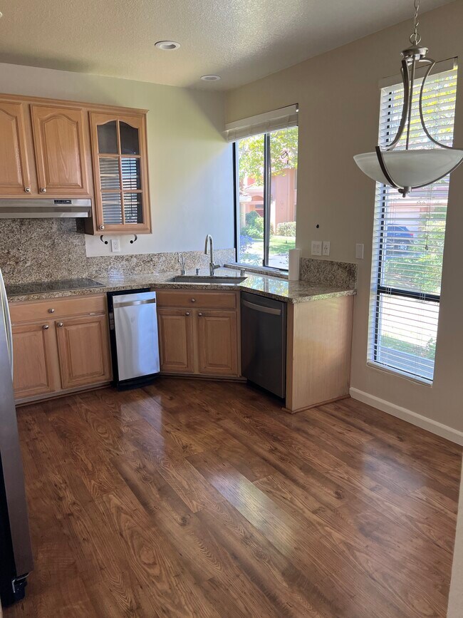 Building Photo - 736 Lakemont Pl