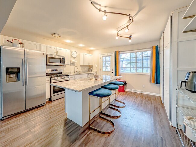 Foto del edificio - 8616 Hickory Ave