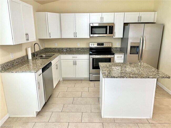 Building Photo - 704 NE 2nd Pl