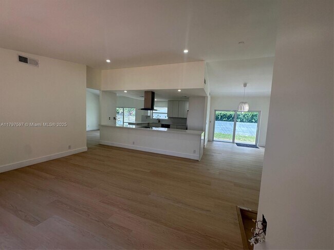 Foto del edificio - 4499 SW 14th St