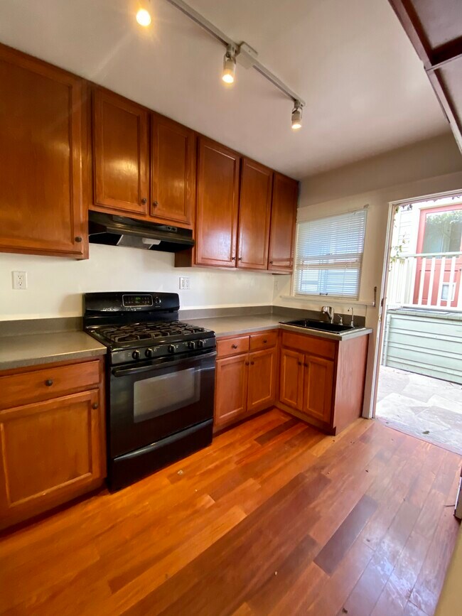 Kitchen - 660 Ocean Park Blvd