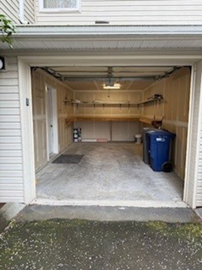 Building Photo - 2 bedroom 2 bath First Floor Condo w/1 Car...