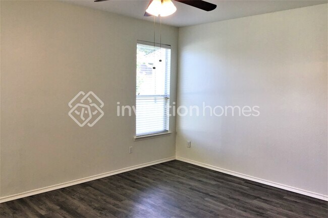 Building Photo - 2306 Hillside Dr