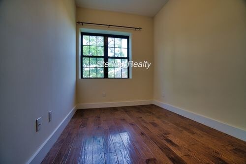 Building Photo - 3044 Steinway St