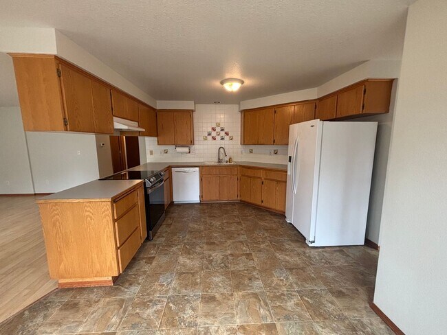 Building Photo - 4 bedroom, 3 bathroom Home in Bull Mountai...