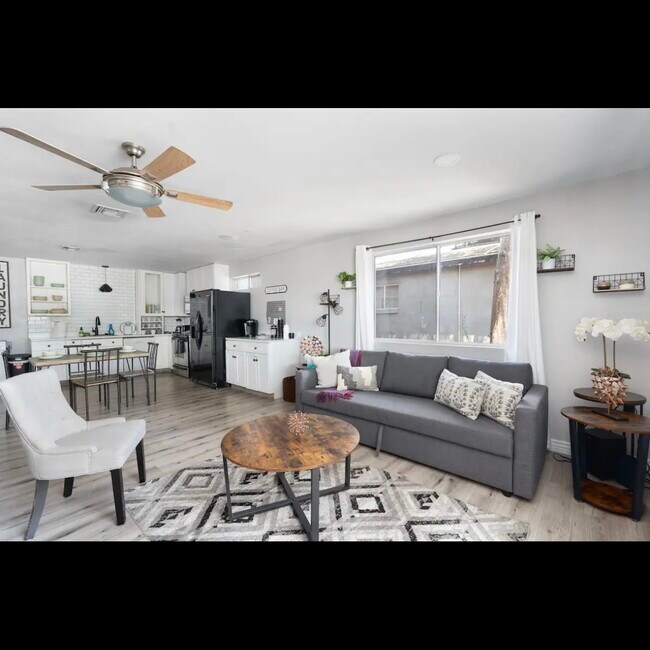 Foto del edificio - 3330 E Cypress St