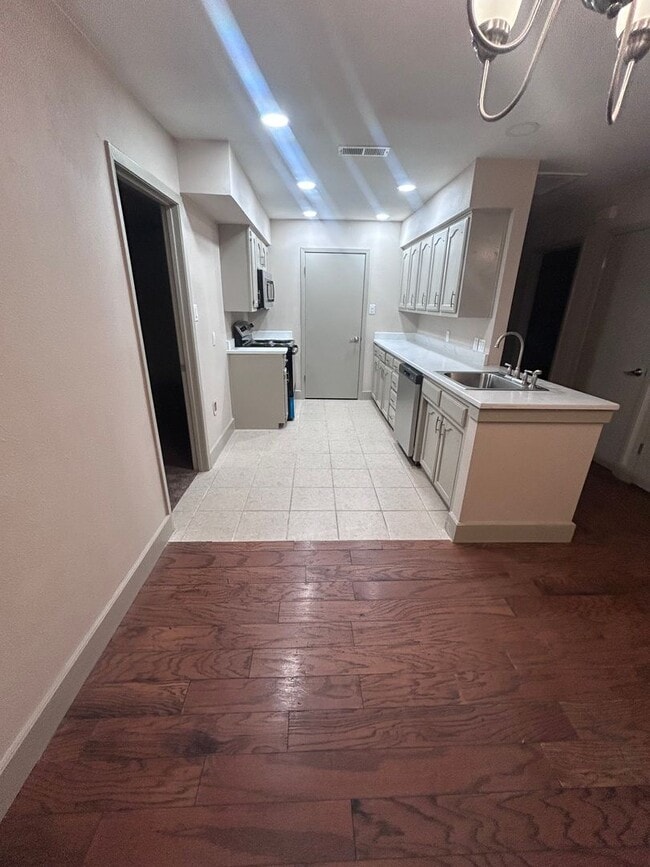 Foto del edificio - Newly Renovated 2 Bedroom, 2 Bath Duplex — Move-In Ready!