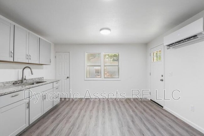 Building Photo - 208 E Park St