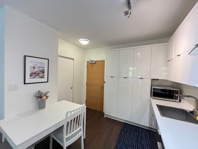 Photo du bâtiment - 212-1777 W 7th Ave