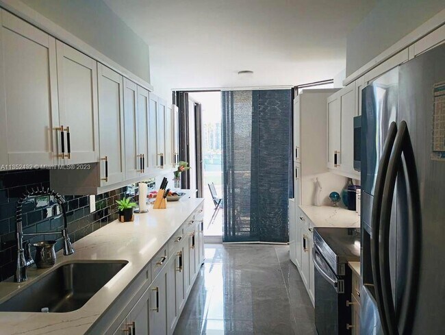 Foto del edificio - 3640 Yacht Club Dr