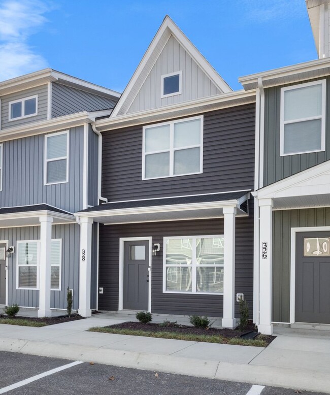 Building Photo - Beautiful Townhome in Clarksville!